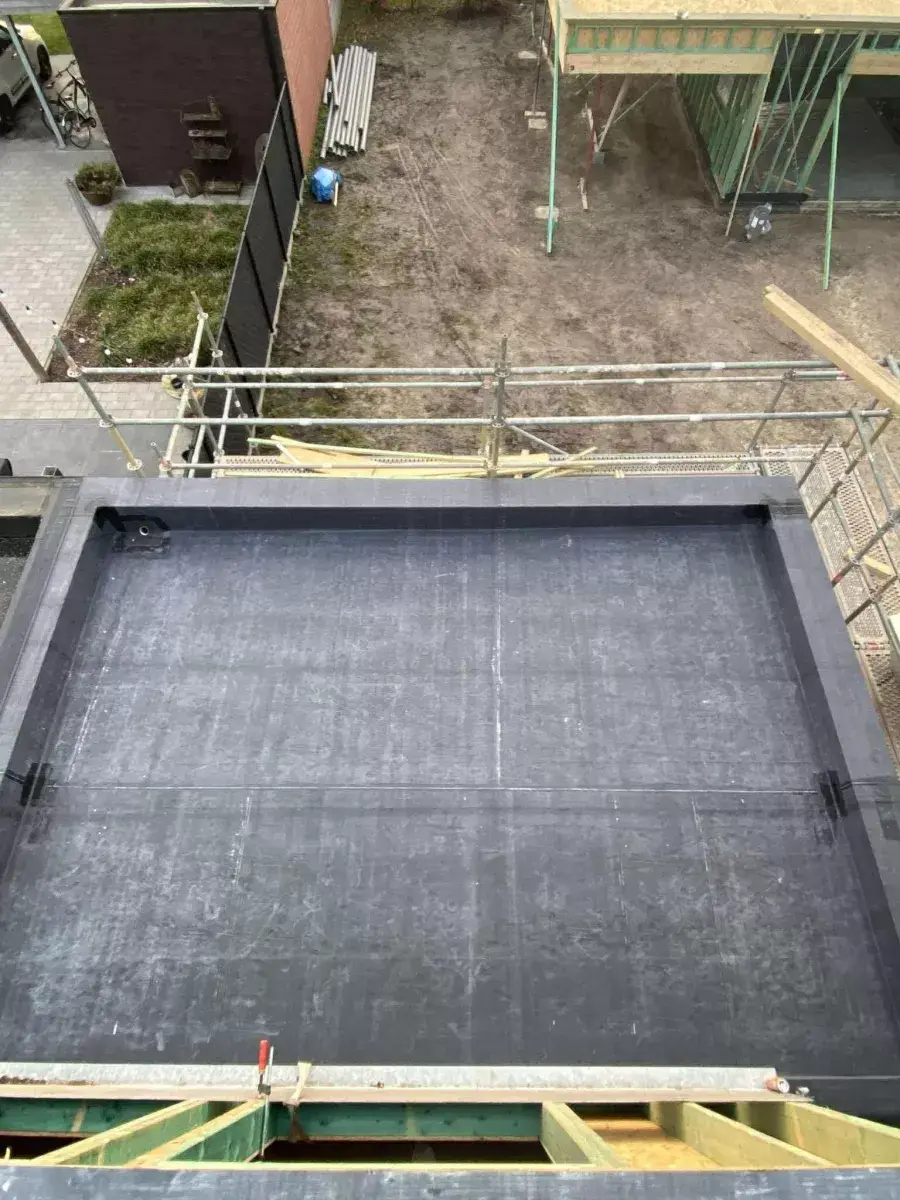 Detail van de naadloze EPDM-afwerking aan de dakrand