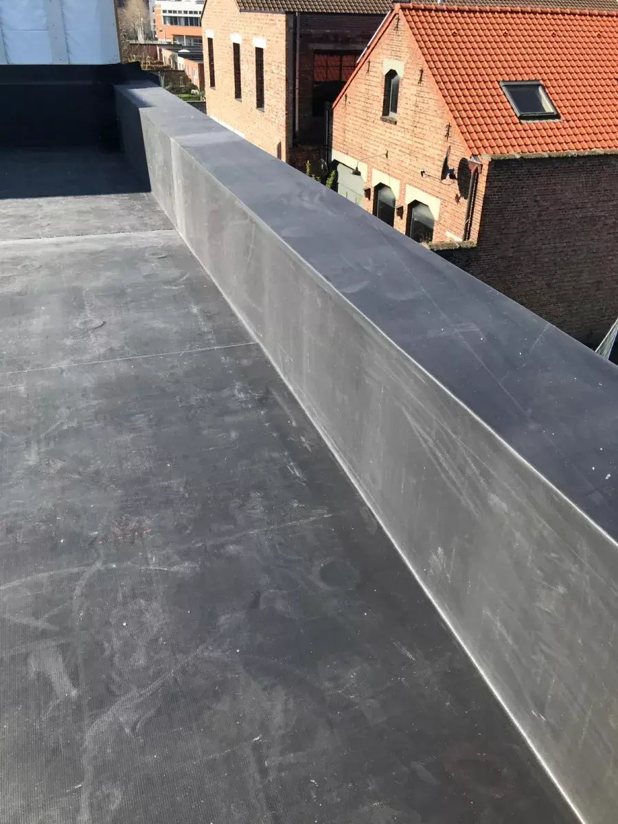 EPDM-membraan geplaatst op het nieuwbouwdak