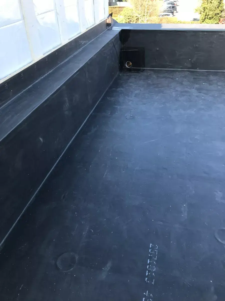 Strak afgewerkte dakrand met aluminium daktrim op de nieuwbouw
