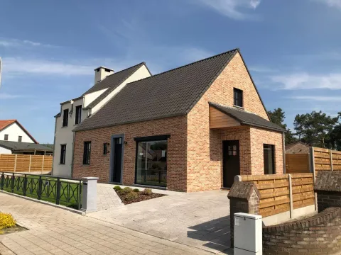 Nieuw hellend dak in opbouw bij een nieuwbouwwoning in Dessel