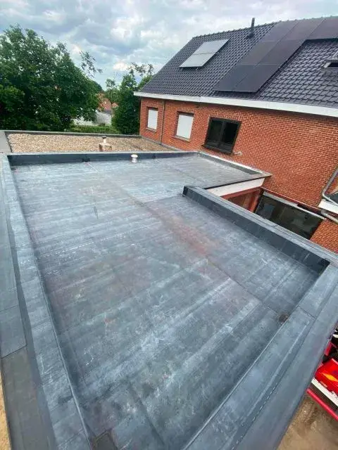 Afgewerkt duurzaam plat dak met strakke randprofielen