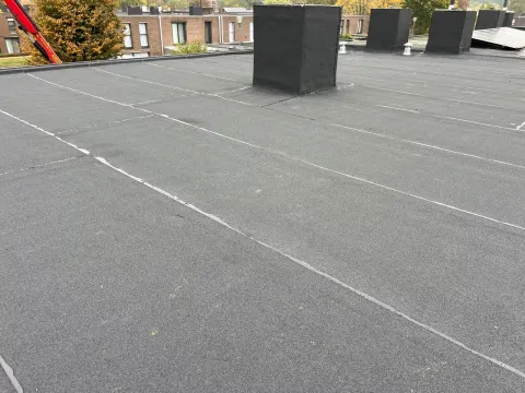 Startsituatie van het verouderde roofingdak vóór de renovatie