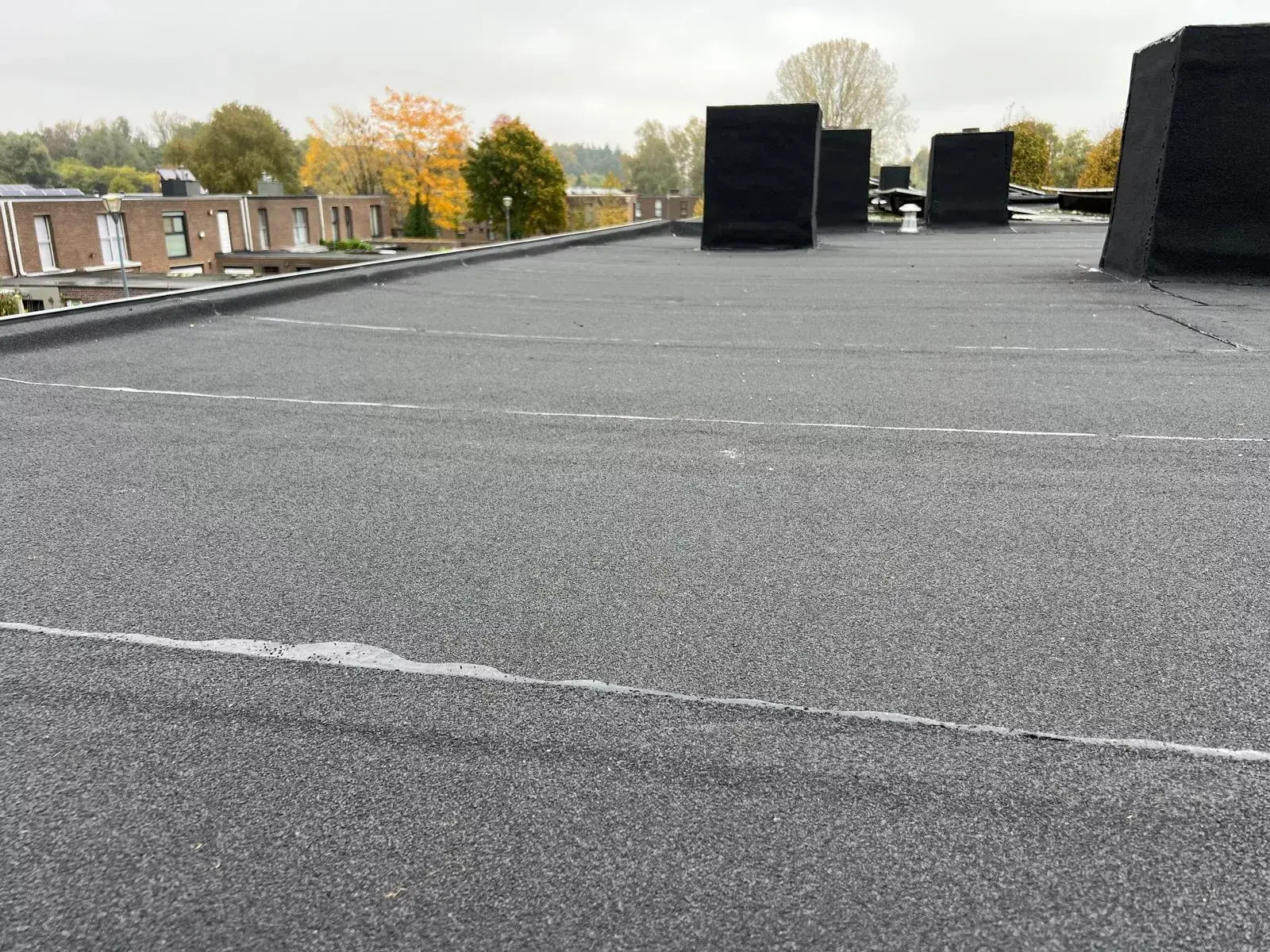 Nieuwe roofinglaag wordt gebrand op het platte dak