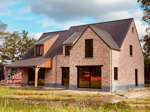 Timmerwerk in afrormosia-hardhout in opbouw